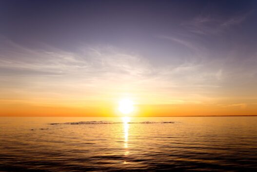 Smuk solnedgang over havet